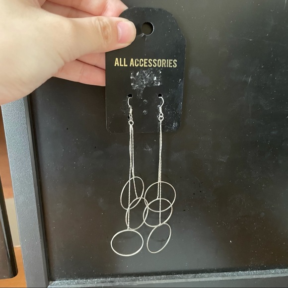 ‼️ CIRCLE DANGLY EARRINGS - Picture 2 of 5